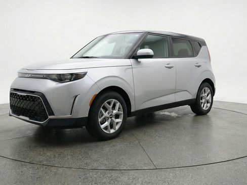 Used 2025 Kia Soul LX w/ LX Technology Package FWD image 3