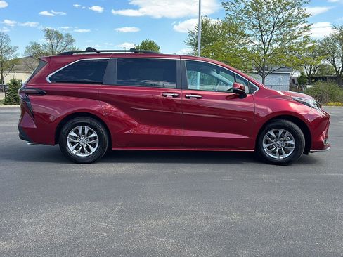 Used 2023 Toyota Sienna XLE AWD/4WD image 10