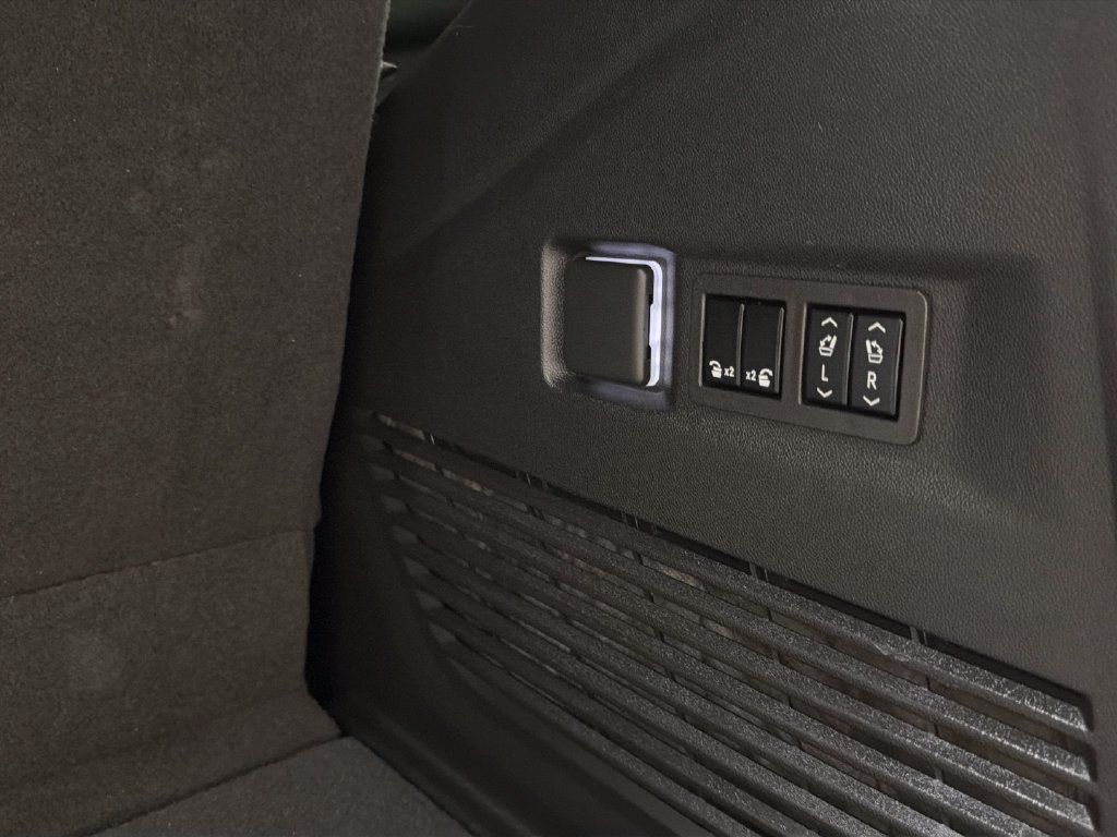 Used 2023 GMC Yukon AT4 AWD/4WD image 32
