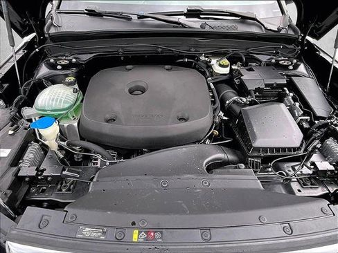 Used 2021 Volvo XC40 T4 Momentum w/ Premium Package image 11