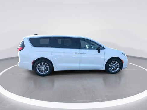 New 2026 Chrysler Pacifica Limited w/ Uconnect Theater Family Group image 9