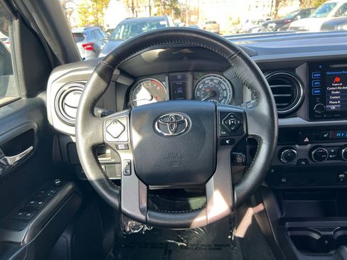 Used 2016 Toyota Tacoma TRD Sport image 21