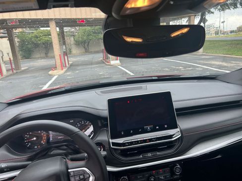 Used 2025 Jeep Compass Trailhawk image 32