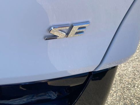 Used 2021 Toyota RAV4 SE image 15