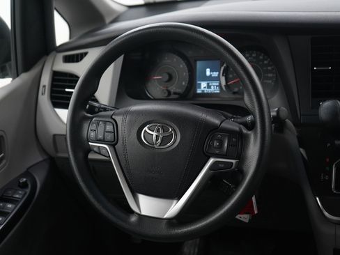 Used 2016 Toyota Sienna LE FWD image 15