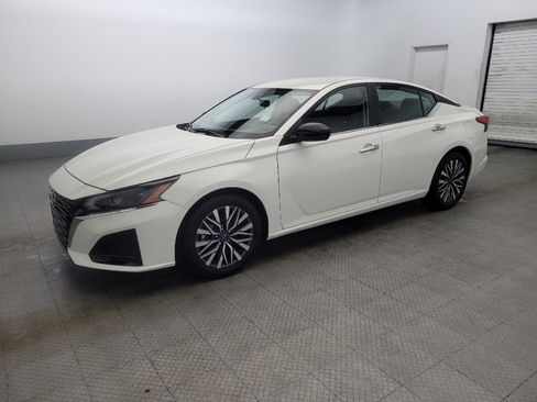 Used 2024 Nissan Altima 2.5 SV FWD image 2