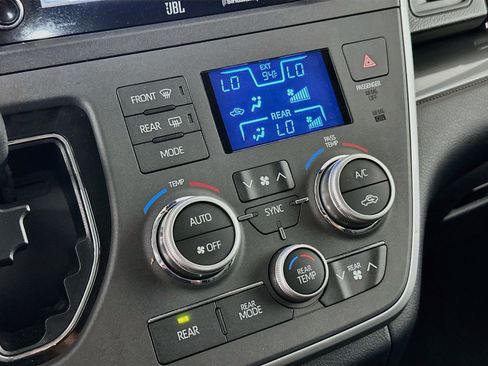 Used 2020 Toyota Sienna SE Premium FWD image 24