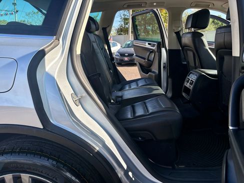 Used 2015 Volkswagen Touareg VR6 image 28