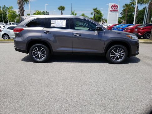 Used 2019 Toyota Highlander XLE FWD image 3