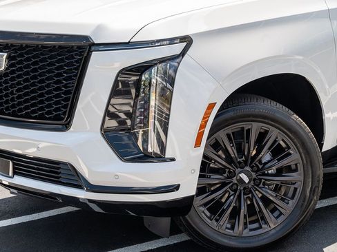 Used 2025 Cadillac Escalade ESV Sport w/ LPO, ONYX Package AWD/4WD image 3