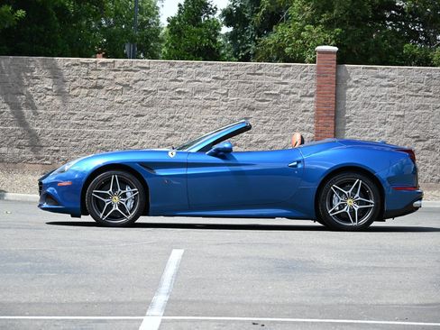Used 2015 Ferrari California T RWD image 22