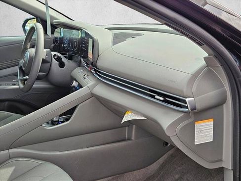 Used 2025 Hyundai Elantra SEL FWD image 19