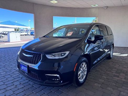 Used 2023 Chrysler Pacifica Touring-L FWD image 1