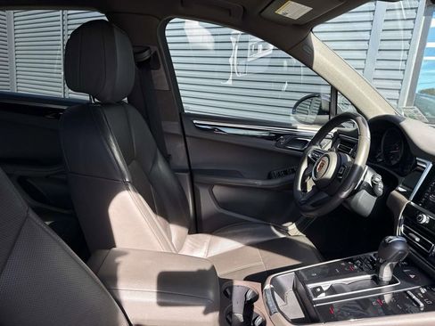 Used 2023 Porsche Macan Turbo image 16