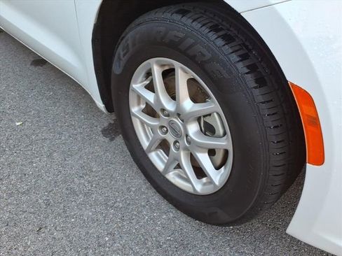 Used 2024 Chrysler Pacifica Touring-L image 4