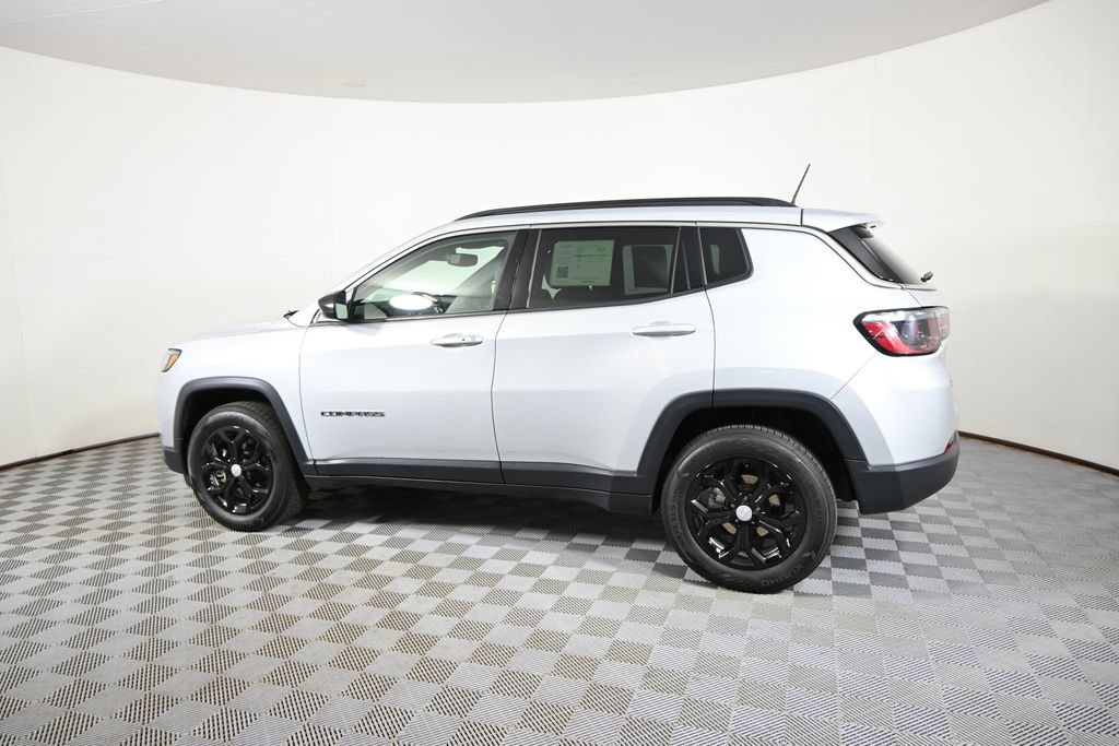 Used 2024 Jeep Compass Latitude AWD/4WD image 3