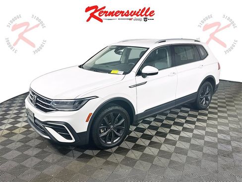 Used 2022 Volkswagen Tiguan SE image 3