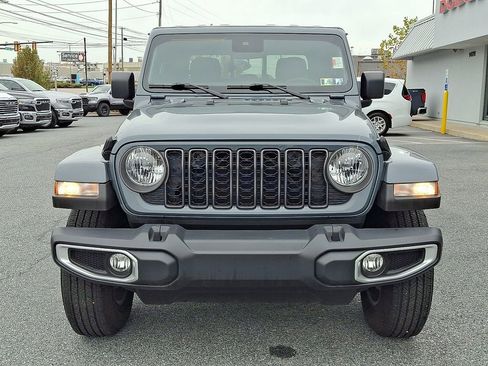 Used 2024 Jeep Gladiator Sport image 3