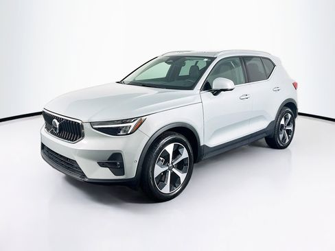 Used 2025 Volvo XC40 B5 Plus image 3