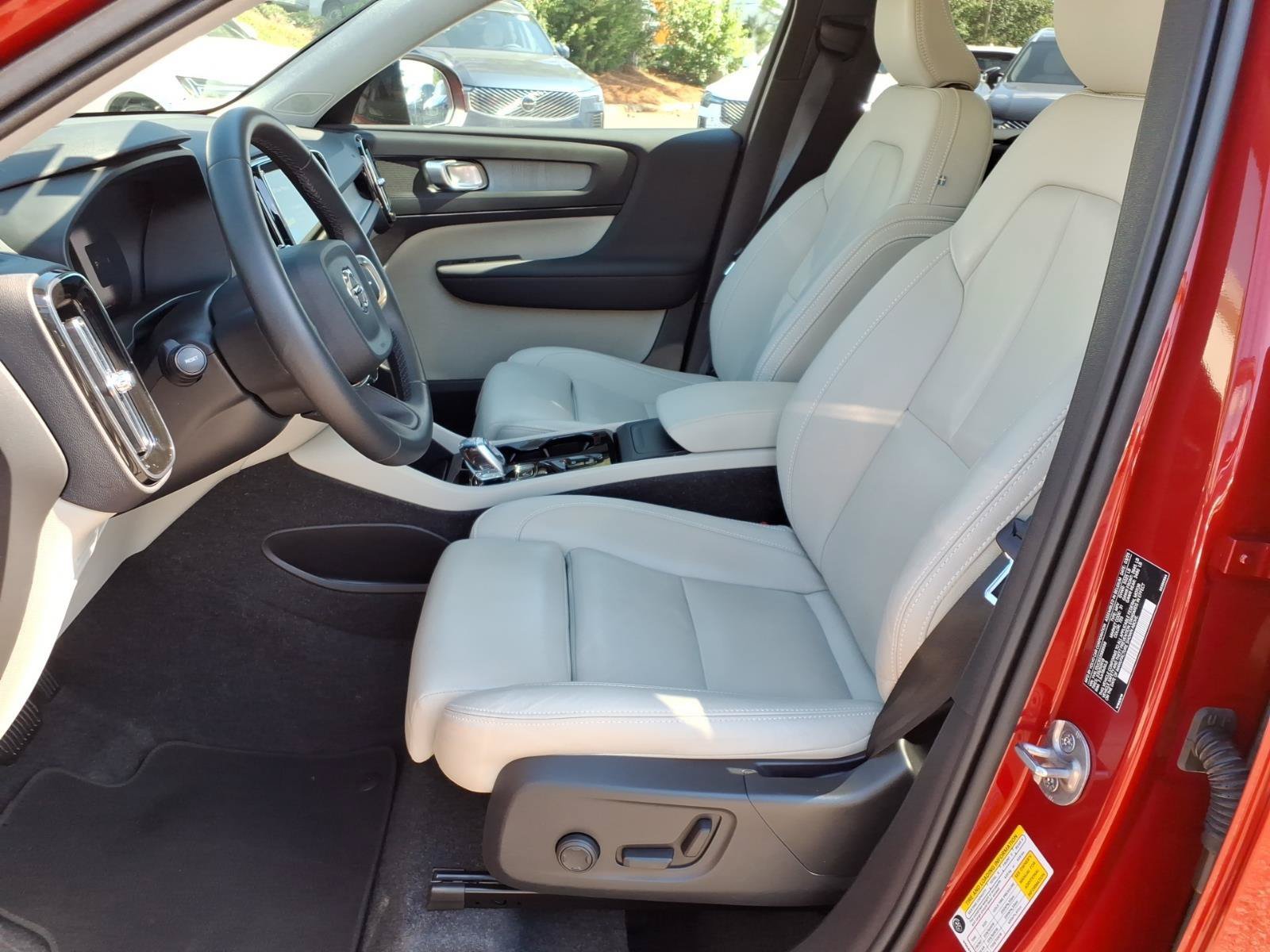 Certified 2025 Volvo XC40 B5 Plus AWD/4WD image 19