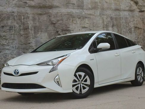 Used 2016 Toyota Prius Two FWD image 4