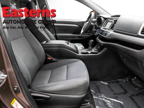 Used 2019 Toyota Highlander LE FWD image 22