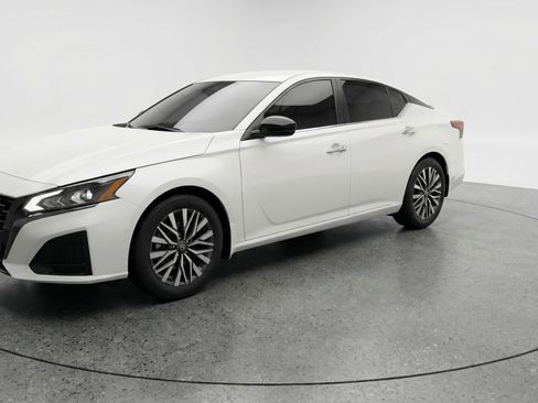 Used 2025 Nissan Altima 2.5 SV image 3