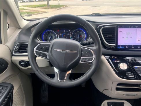 Used 2023 Chrysler Pacifica Touring-L FWD image 10