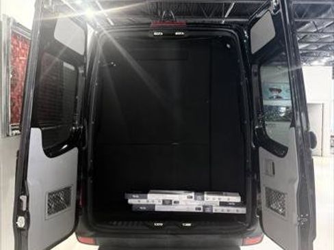 Used 2018 Mercedes-Benz Sprinter 2500 image 19