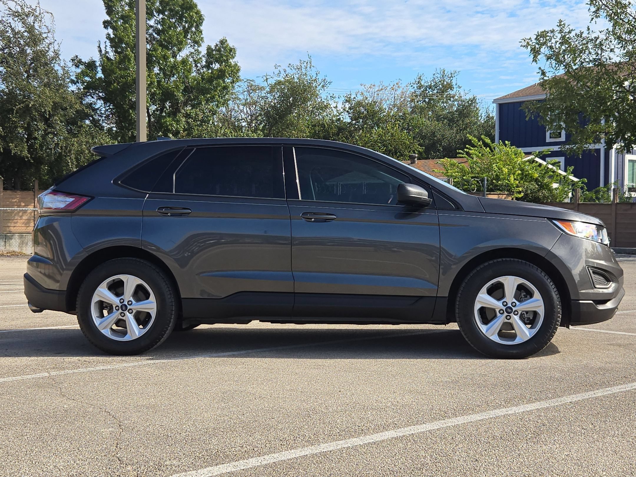 Used 2018 Ford Edge SE FWD image 2