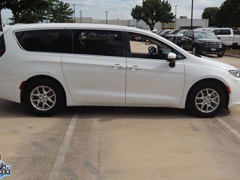 Used 2023 Chrysler Pacifica Touring-L FWD image 2