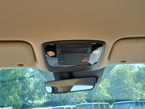 Used 2024 Kia Carnival EX FWD image 18
