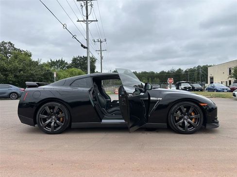 Used 2010 Nissan GT-R Premium image 17