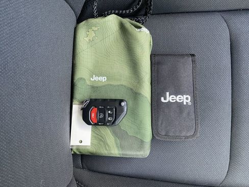 Used 2022 Jeep Gladiator Sport image 16