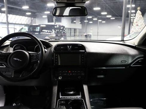 Used 2017 Jaguar F-PACE Premium image 23