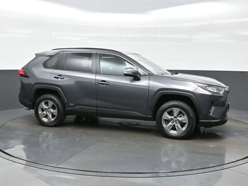 Used 2022 Toyota RAV4 LE AWD/4WD image 7