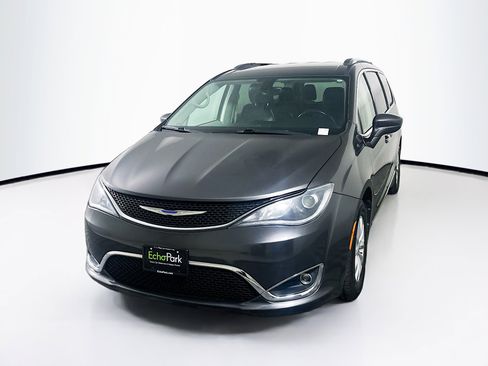 Used 2018 Chrysler Pacifica Touring-L Plus image 3