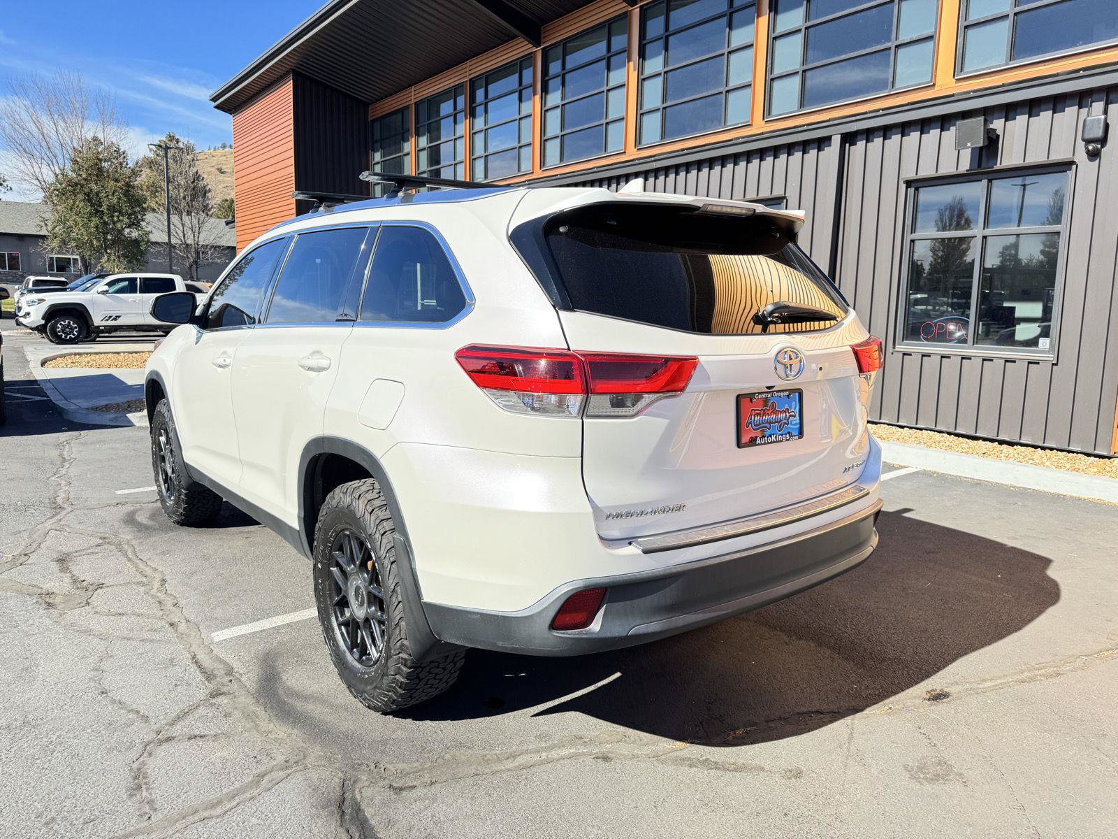 Used 2019 Toyota Highlander XLE AWD/4WD image 3