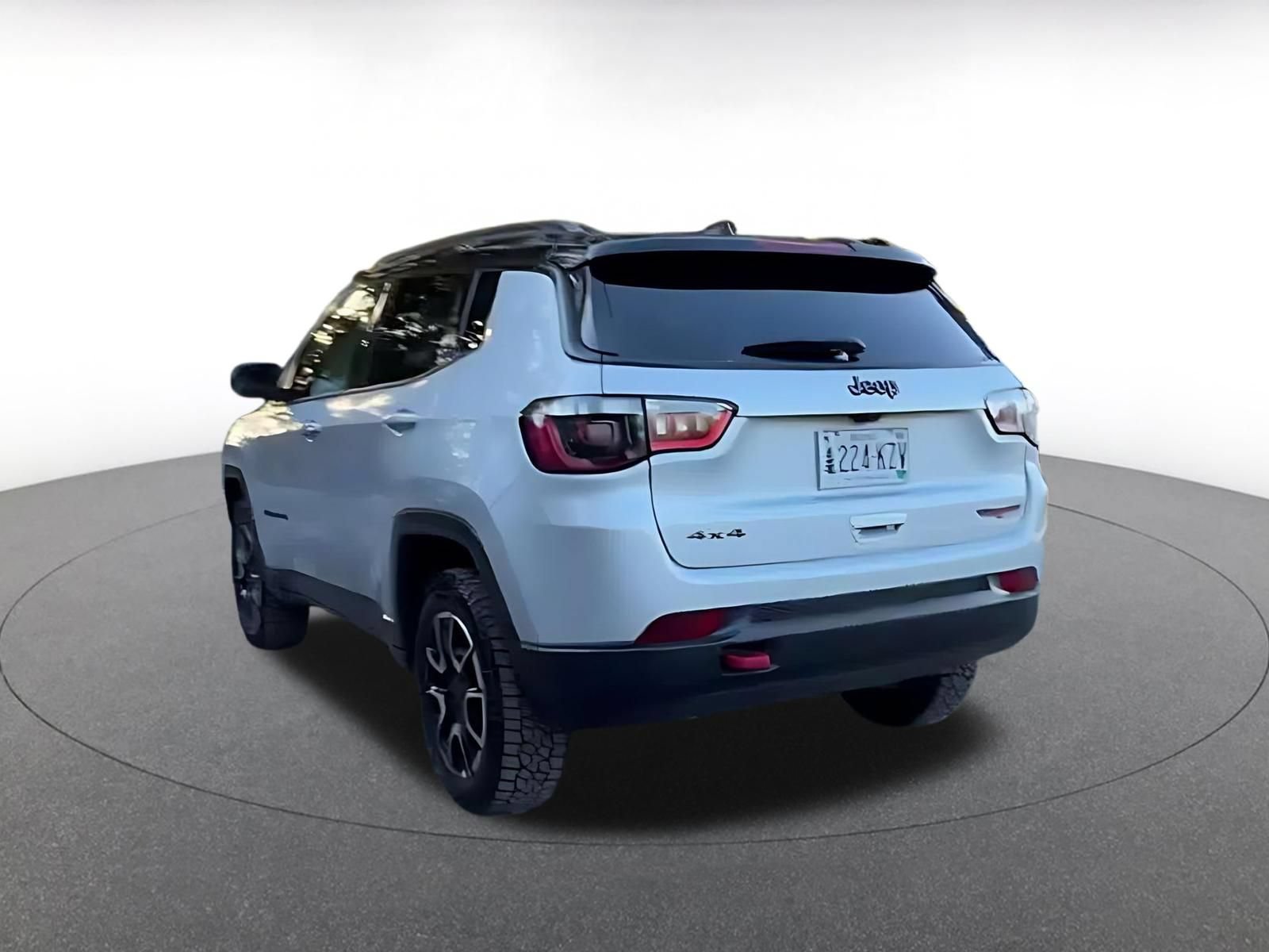 Used 2025 Jeep Compass Trailhawk AWD/4WD image 10