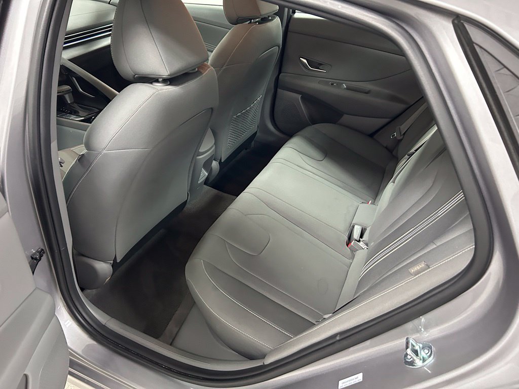 Used 2025 Hyundai Elantra SEL FWD image 15