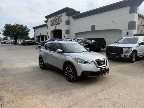 Used 2020 Nissan Kicks SV FWD image 2