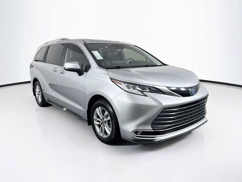 Certified 2025 Toyota Sienna Limited FWD image 10