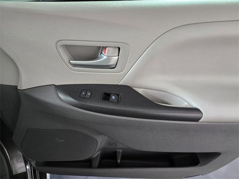 Used 2019 Toyota Sienna LE image 22