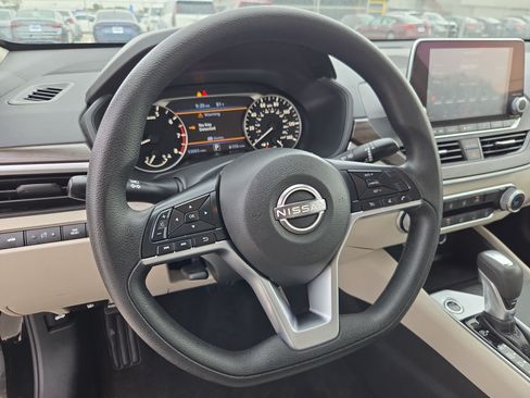 Used 2025 Nissan Altima 2.5 SV FWD image 17