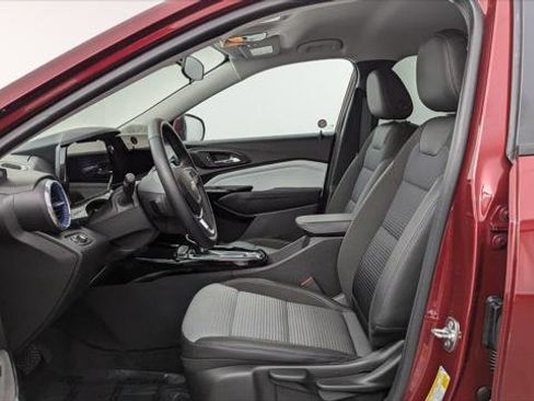 Used 2025 Chevrolet Trax LT w/ LT Convenience Package image 14