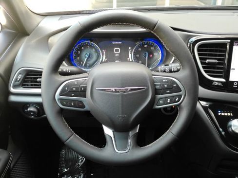 Used 2025 Chrysler Pacifica Select FWD image 39