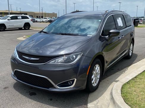 Used 2020 Chrysler Pacifica Touring-L FWD image 4