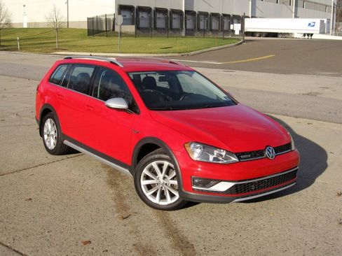 Used 2017 Volkswagen Golf Alltrack SEL image 2