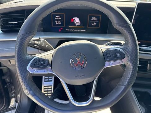 Used 2025 Volkswagen Tiguan SE R-Line image 20