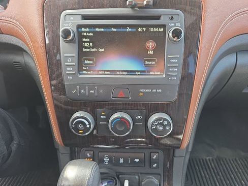 Used 2017 Chevrolet Traverse LT w/ Style and Technology Package image 10
